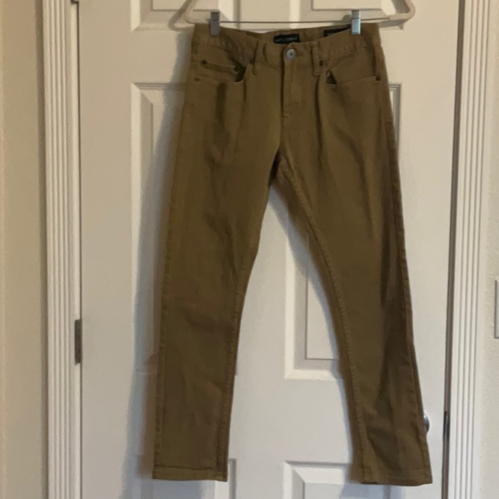 Bullhead Denim Co. Young men’s khaki skinny jeans 28x30. In good condition.